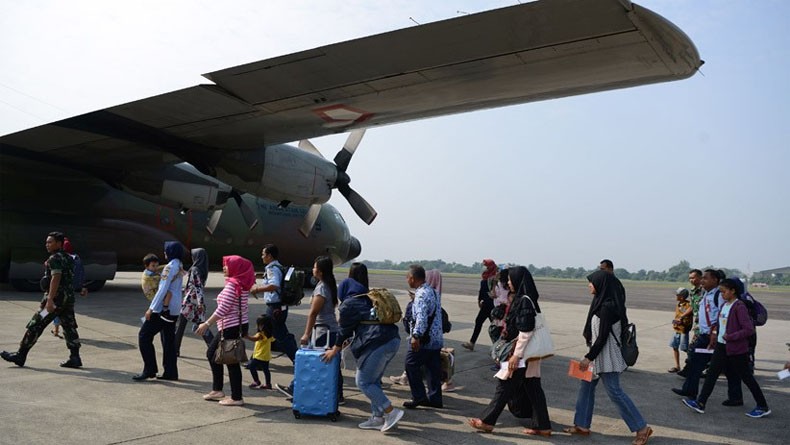 title TNI Angkut Penumpang Pulang Kampung Jayapura-Wamena Pakai Pesawat Hercules TNI Angkut Penumpang Pulang Kampung Jayapura-Wamena Pakai Pesawat Hercules