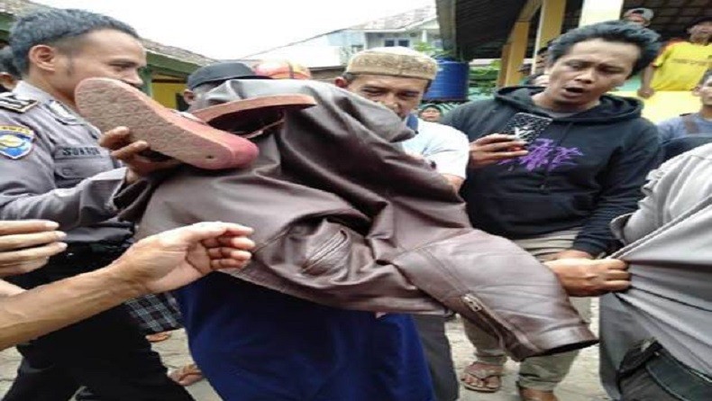 title Ibu Muda yang Sedang Hamil Diarak Para Pedagang setelah Kepergok Mencuri Ibu Muda yang Sedang Hamil Diarak Para Pedagang setelah Kepergok Mencuri