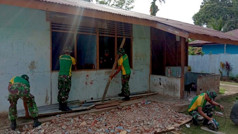title TNI Pos Rawa Biru Bantu Renovasi SD di Perbatasan Indonesia – Papua Nugini TNI Pos Rawa Biru Bantu Renovasi SD di Perbatasan Indonesia – Papua Nugini