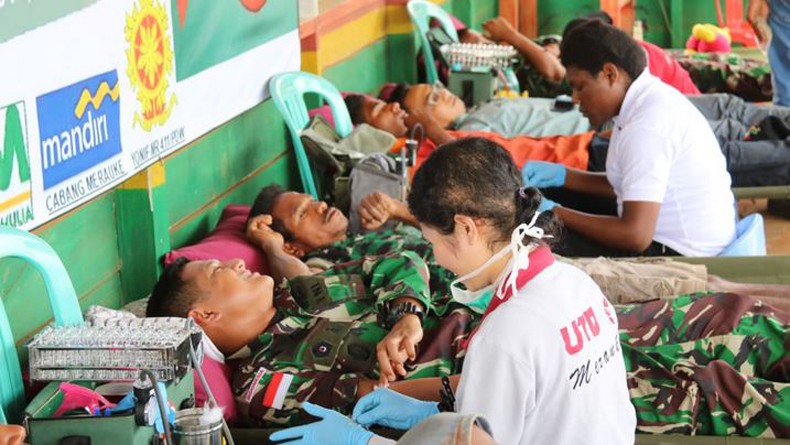 HUT ke-74 PMI, Satgas TNI di Perbatasan RI-Papua Nugini Gelar Donor Darah