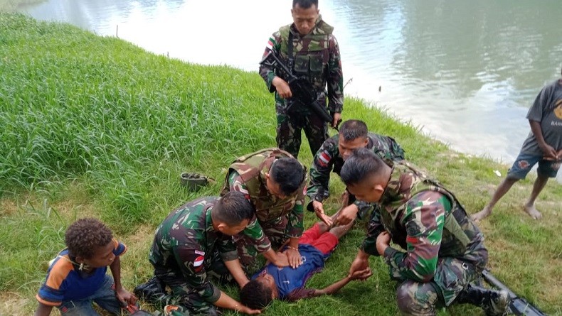 Prajurit Satgas Yonif 411/Pdw Kostrad Selamatkan Anak Tenggelam di Sungai