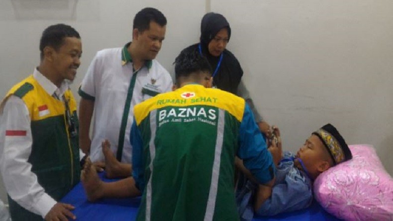 Alihkan Rasa Sakit, Bocah SD di Palembang Dikhitan sambil Main Game Online