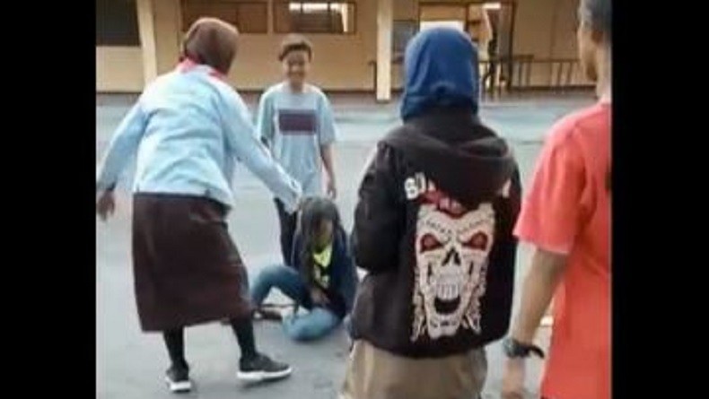 Viral, Video Pelajar SMP Dihajar Sejumlah Siswi di Stadion Kebondalem Kendal