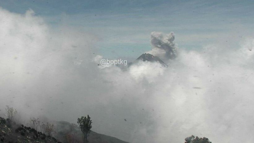 Gunung Merapi Semburkan Awan Panas Setinggi 800 Meter, Hujan Abu Selimuti Sleman