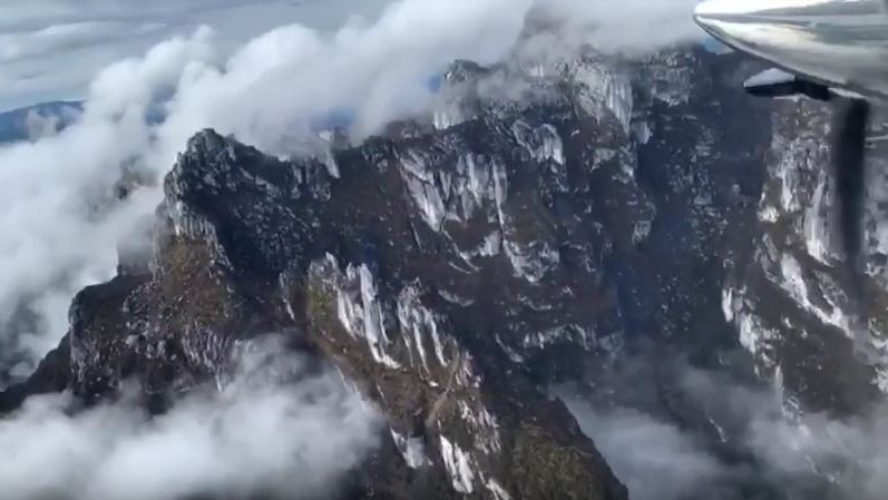 Serpihan Pesawat Twin Otter yang Hilang Ditemukan di Tebing Pegunungan Papua