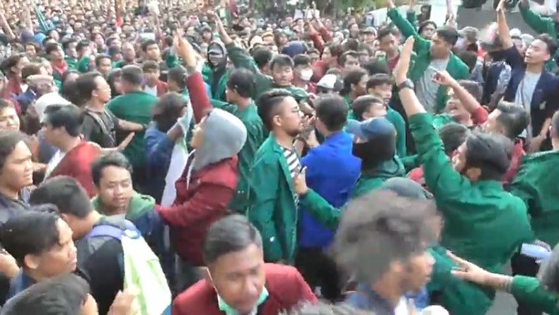 Mahasiswa Masih Bertahan di Gedung DPRD Jabar, Aksi Nyaris Berujung Ricuh