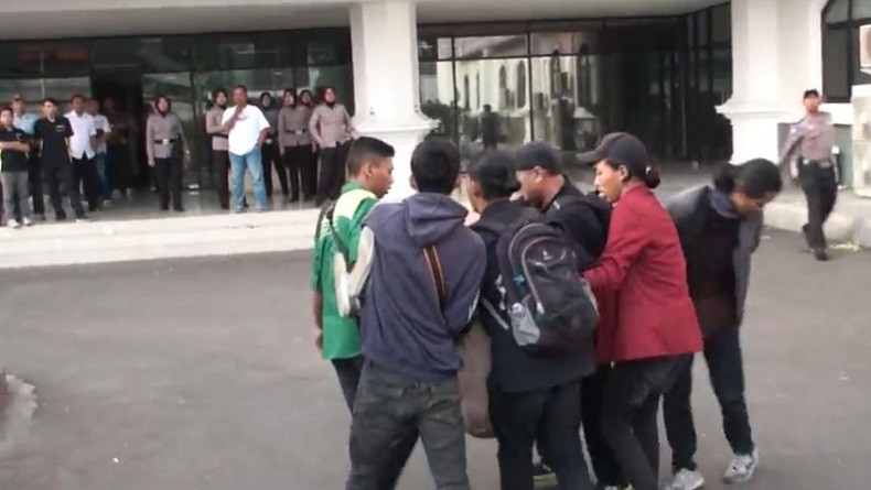 1 Mahasiswa Terluka Diduga akibat Lemparan Batu dalam Aksi di Gedung DPRD Jabar