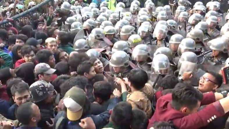 Ini Deretan Foto-Foto Aksi Ricuh Mahasiswa di Depan Gedung DPRD Jabar