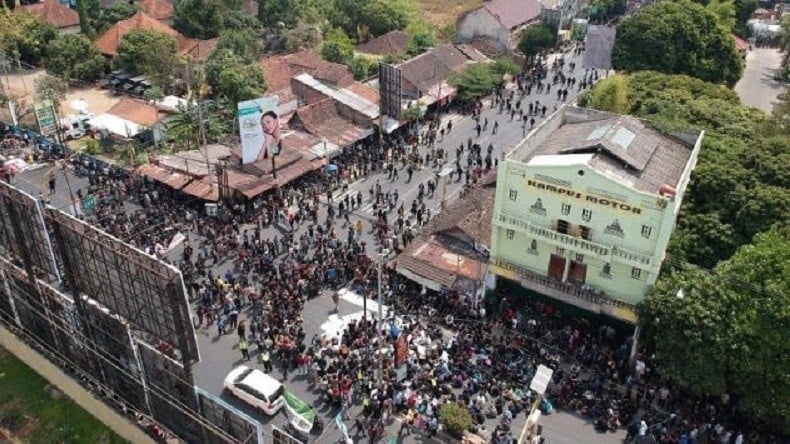 Massa Aksi #GejayanMemanggil Bubarkan Diri dengan Damai dan Pungut Sampah