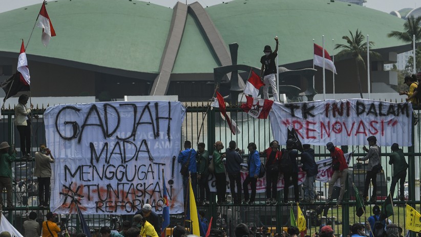 Tolak RUU Kontroversial, Mahasiswa Terus Bergerak Menuju Gedung DPR - Bagian 1
