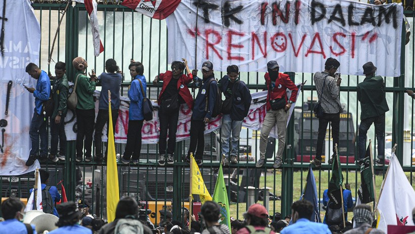 Tolak RUU Kontroversial, Mahasiswa Terus Bergerak Menuju Gedung DPR - Bagian 3