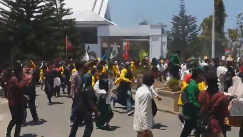 Aksi Mahasiswa di Palopo Ricuh, Polisi Tembakkan Gas Air Mata