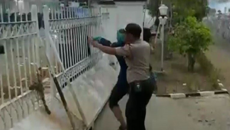 Aksi Dibubarkan Polisi, Mahasiswa di Bengkulu Rusak Mobil Patroli Lalulintas