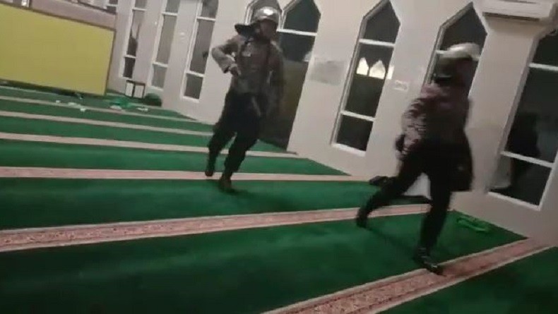 Video Polisi Masuk Masjid Pakai Sepatu saat Buru Mahasiswa Viral di Medsos