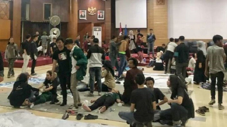 Bentrokan saat Demonstrasi di DPRD Jabar, 87 Mahasiswa dan 9 Polisi Terluka