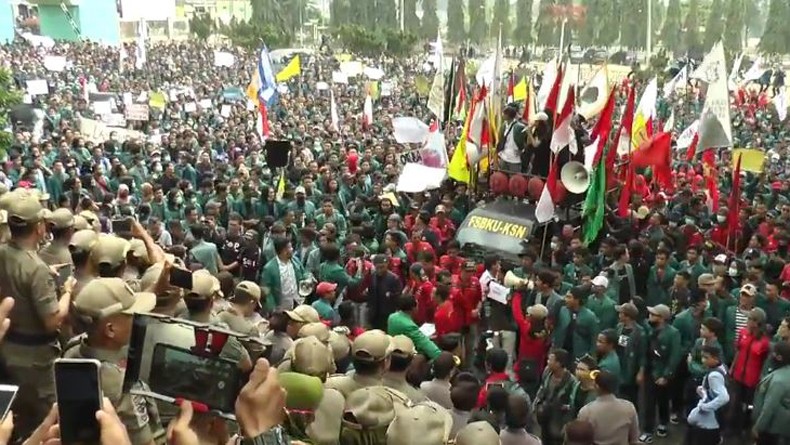 Tolak RKUHP dan RUU Pertanahan, Ribuan Mahasiswa Lampung Demo di Kantor DPRD