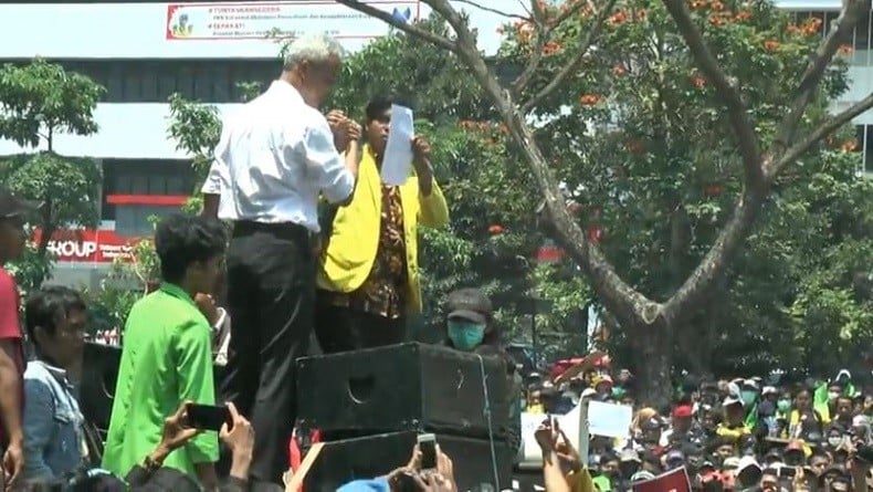 Ganjar Pranowo Temui Ribuan Demonstran, Mahasiswa Teriakkan Terima Kasih