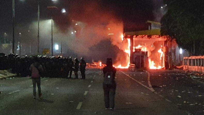 Gerbang Tol Pejompongan Membara Dibakar Demonstran
