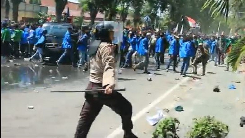 Demonstran di Polda Sulteng Mengamuk usai Gagal Bertemu Semua Anggota DPRD Sulteng