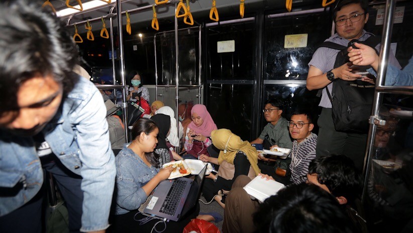 Akibat Aksi Unjuk Rasa Ricuh, Warga Terjebak di Tengah Jalan - Bagian 2