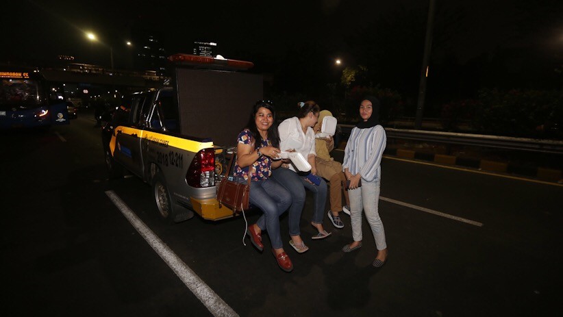 Akibat Aksi Unjuk Rasa Ricuh, Warga Terjebak di Tengah Jalan - Bagian 3