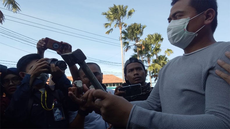 Demo Surabaya Ricuh, Massa Lempari Aparat dengan Batu Hingga Kapak