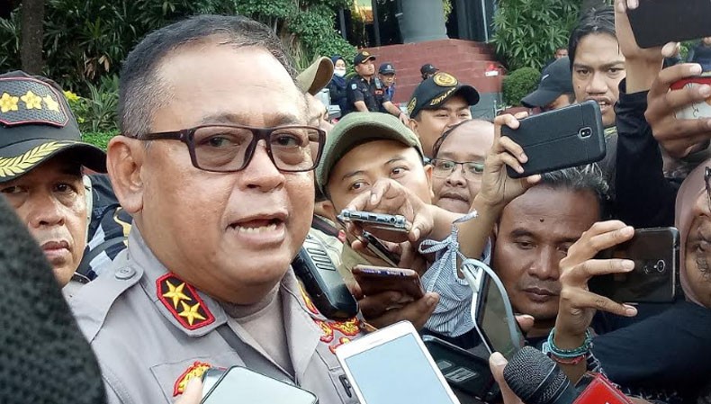title Demo Surabaya, Polisi Tangkap 2 Provokator Pelemparan Batu dan Kapak Demo Surabaya, Polisi Tangkap 2 Provokator Pelemparan Batu dan Kapak