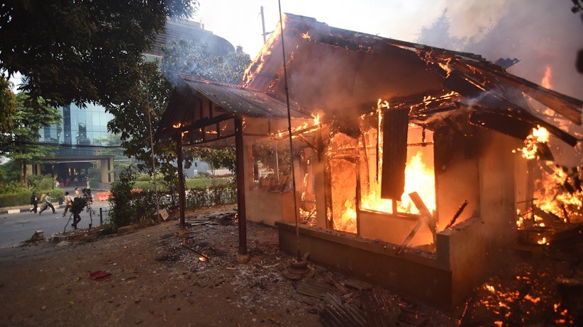 Aksi Pelajar Berujung Ricuh, Pos Polisi Dibakar - Bagian 1