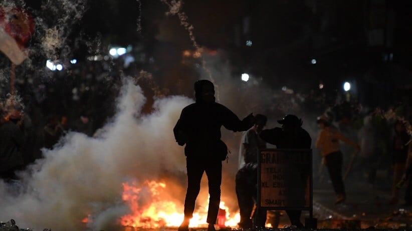 Aksi Pelajar Berujung Ricuh, Pos Polisi Dibakar - Bagian 2