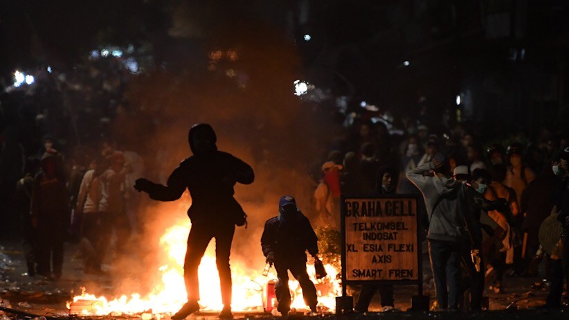 Aksi Pelajar Berujung Ricuh, Pos Polisi Dibakar - Bagian 3