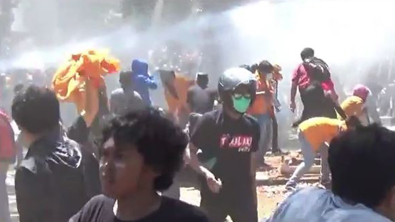 Demo Mahasiswa di Kendari Ricuh, Massa Lempari dan Bakar Gedung DPRD Sultra