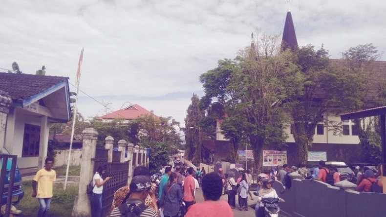 Gempa Bumi M6,8 Guncang Ambon, Warga Panik dan Berlarian Cari Dataran Tinggi