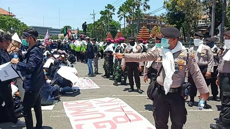 Begini Aksi Simpatik Pasukan Asmaul Husna kepada Mahasiswa yang Kepanasan jelang Demo Surabaya