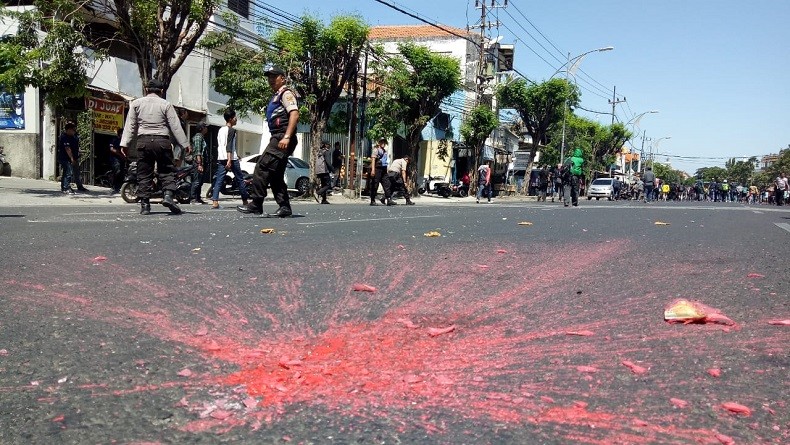 Demo Surabaya Tegang, Puluhan Pelajar Lempar Batu dan Molotov di Sekitar Aksi Massa