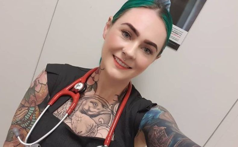 Perkenalkan Ini Sarah Dokter Cantik dengan Tato  Terbanyak  