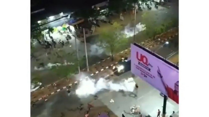 Mahasiswa di Makassar Kritis Tertabrak Mobil Barracuda Polisi saat Demonstrasi