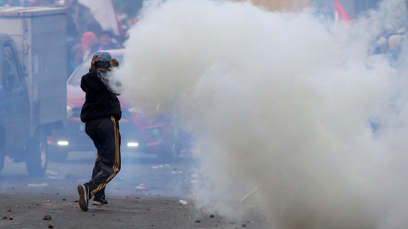 Memaksa Masuk Gedung DPR, Massa Pengunjuk Rasa Bentrok dengan Polisi - Bagian 4