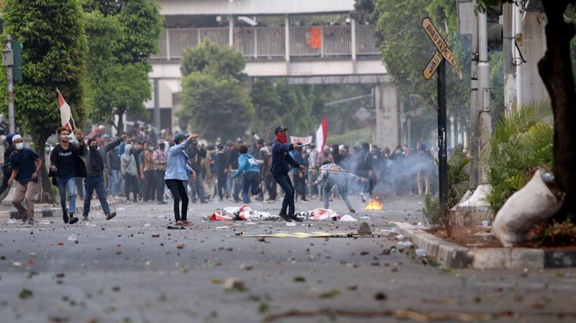 Memaksa Masuk Gedung DPR, Massa Pengunjuk Rasa Bentrok dengan Polisi - Bagian 3
