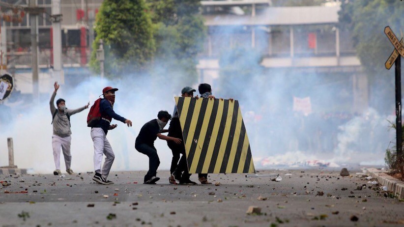 Memaksa Masuk Gedung DPR, Massa Pengunjuk Rasa Bentrok dengan Polisi - Bagian 2
