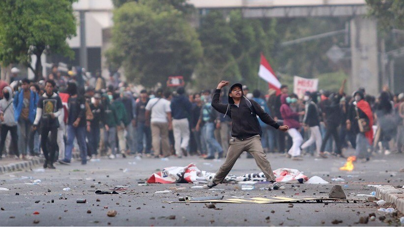 Memaksa Masuk Gedung DPR, Massa Pengunjuk Rasa Bentrok dengan Polisi - Bagian 1