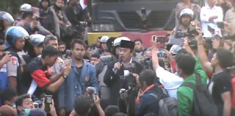 Ribuan Mahasiswa Demonstrasi di Mataram Pilih Bertahan di Halaman Gedung DPRD NTB hingga Petang