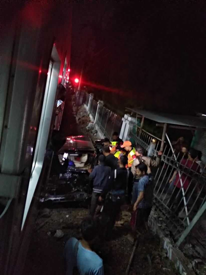 KRL Bogor Tabrak Minibus di Perlintasan Depok, Sejumlah Korban Luka
