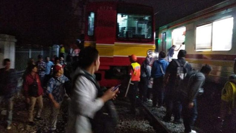 Imbas KRL Bogor-Jakarta Tabrak Minibus di Depok, Pagi Ini Penumpang Menumpuk di Stasiun