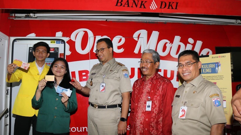 Gubernur Anies Serahkan KJMU yang Disalurkan melalui Bank DKI - Bagian 1