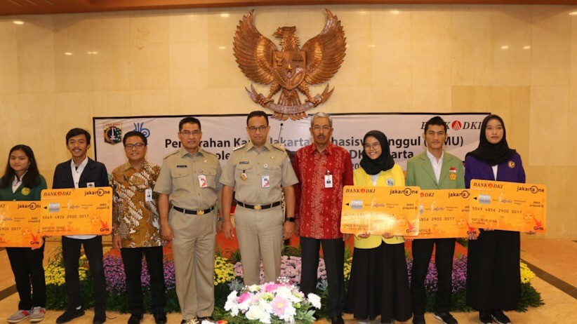 Gubernur Anies Serahkan KJMU yang Disalurkan melalui Bank DKI - Bagian 2