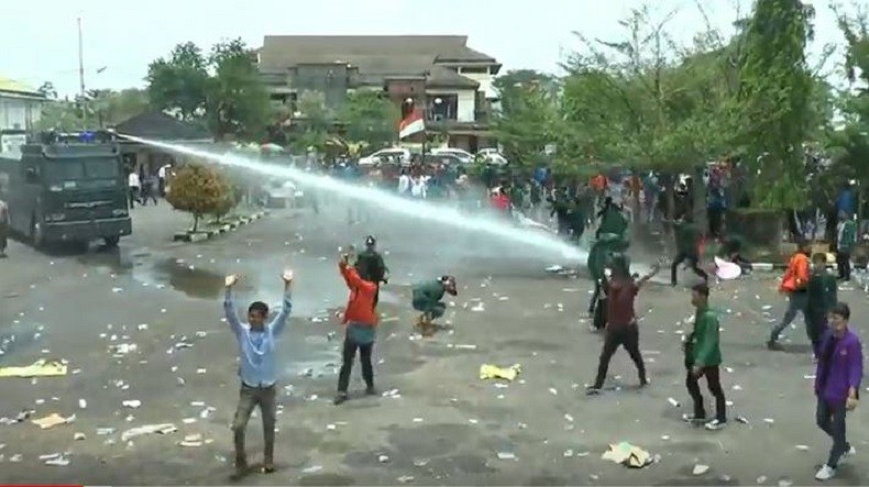 Demonstrasi di Halaman DPRD Jambi Kembali Ricuh, Mahasiswa Tuntut Dialog di Dalam Gedung