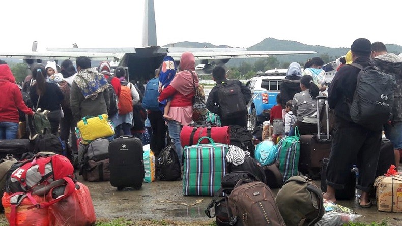 Pengungsi Wamena Bertambah, 100 Warga Jatim Dipulangkan dengan Pesawat Hercules