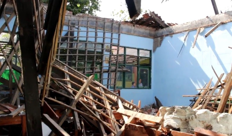 Aula SMK 1 Sragen Ambruk Timpa 14 Siswa akibat Diterjang Angin Kencang