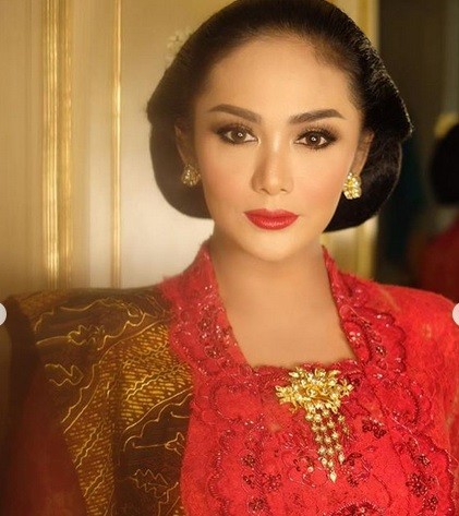 Pelantikan DPR, Krisdayanti Tampil Anggun Dengan Kebaya Merah