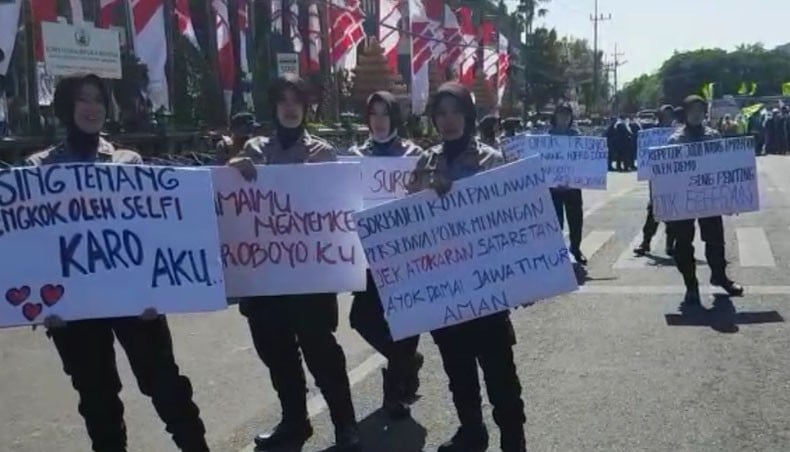 6 Poster Unik yang Dibawa Polwan Cantik Ini Bikin Aksi Demo Buruh di Surabaya Berjalan Damai